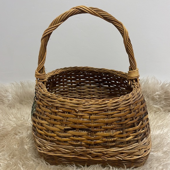 Super cute wicker basket with vine design on the sides - Picture 5 of 8